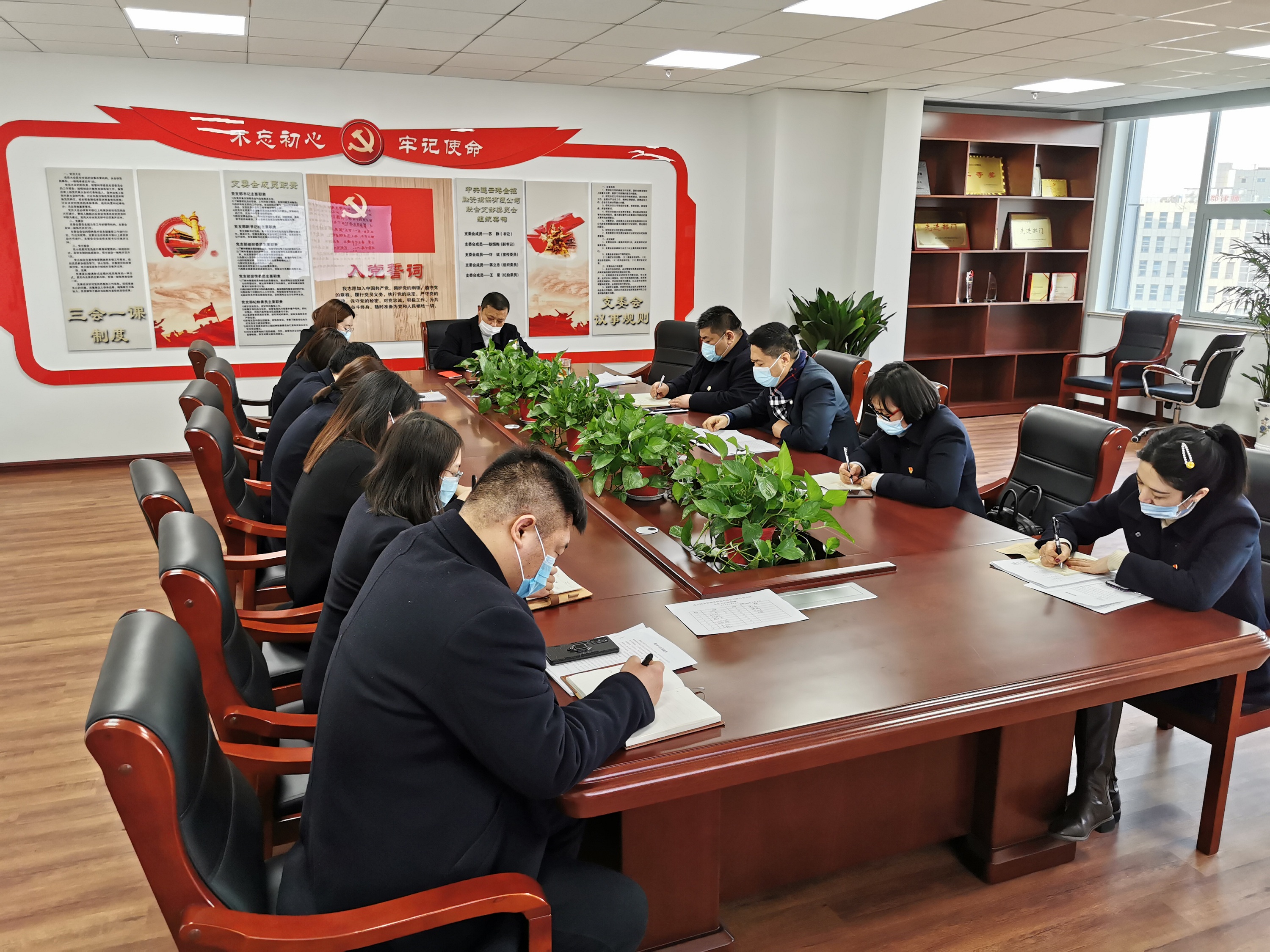（再担保公司）金控担保联合党支部开展组织生活会会前集中学习、谈心谈话.jpg